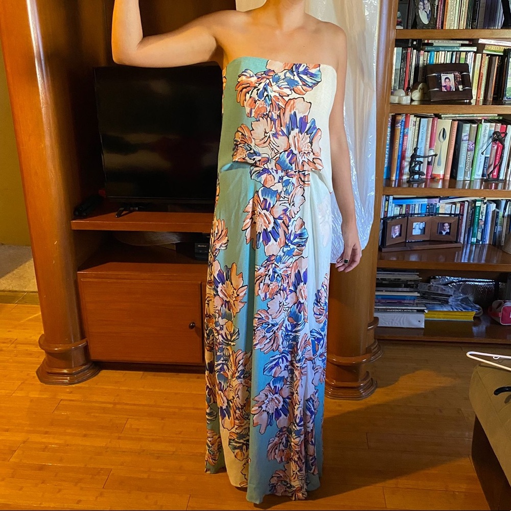Blue flower pattern dress painted style